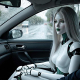 PAP, une IA à l’apparence féminine, écoute la radio dans une Peugeot 607 sous la pluie, en route vers le marché de Cannes-La-Bocca.