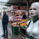 PAP, une IA à l’apparence féminine, écoute une conversation au marché de Cannes-La-Bocca.